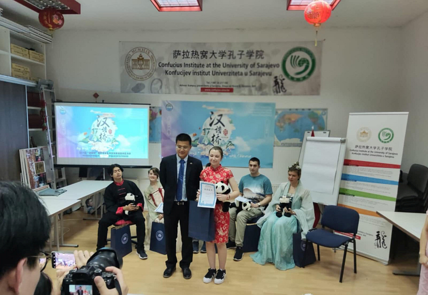 НОВИ ГРАД, 21. АВГУСТА /СРНА/ - Седамнаестогодишња Магдалена Мијатовић из Новог Града пласирала се на свјетско такмичење у познавању кинеског језика које ће бити одржано крајем октобра у Пекингу и Тјенцину.