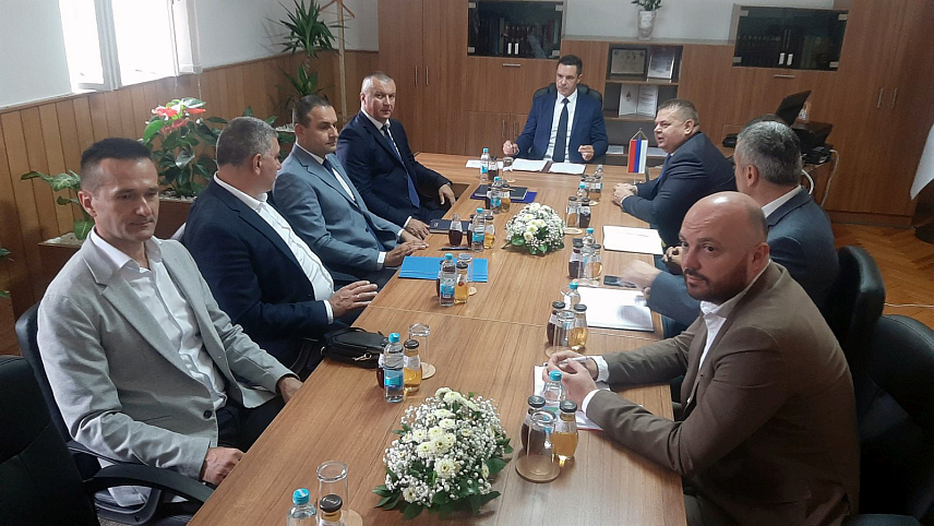 ФОЧА, 21. АВГУСТА /СРНА/ - Министар правде Републике Српске Милош Букејловић састао се јутрос у Фочи са директорима шест казнено-поправних завода у Српској.