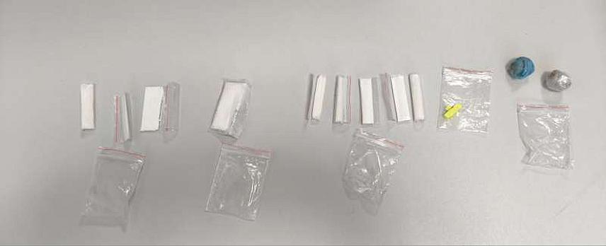 ДОБОЈ, 22. АВГУСТА /СРНА/ - Полиција је у Добоју ухапсила возача из Тешња чији су иницијали С.Р. због одбијања да се тестира на присуство дроге, док ће против сувозача Ф.Р. из Усоре, код кога је пронађена дрога, бити поднесен извјештај тужилаштву због покушаја подмићивања.