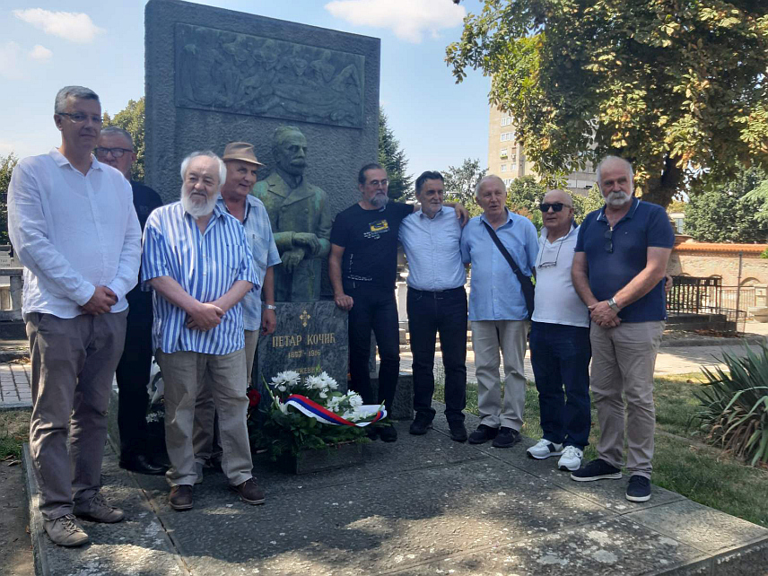 БЕОГРАД, 22. АВГУСТА /СРНА/ - Манифестација "Кочићев дан у Београду", која се традиционално организује као дио "Кочићевог збора", почео је полагањем вијенаца и прислуживањем свијећа на Кочићев гроб у Алеји великана на београдском Новом гробљу.