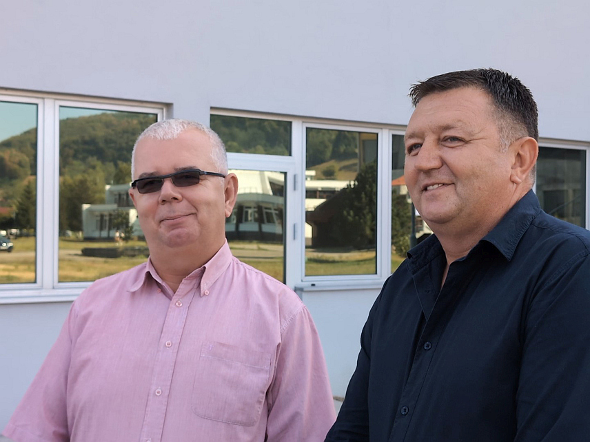 УГЉЕВИК, 22. АВГУСТА /СРНА/ - Одборници и дугогодишњи функционери СДС-а у Угљевику Предраг Вујевић и Гавро Милошевић саопштили су данас да подносе оставке на све функције у странци и да неће подржати кандидатуру Василија Перића за још један мандат начелника општине.