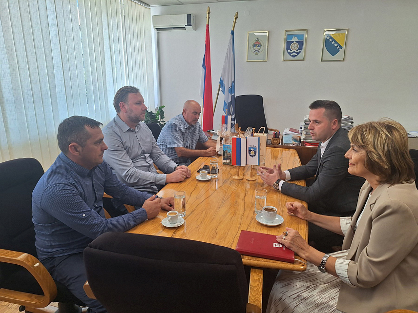 ФОЧА, 22. АВГУСТА /СРНА/ - Начелник Фоче Милан Вукадиновић на састанку са представницима Срба са Косова и Метохије.