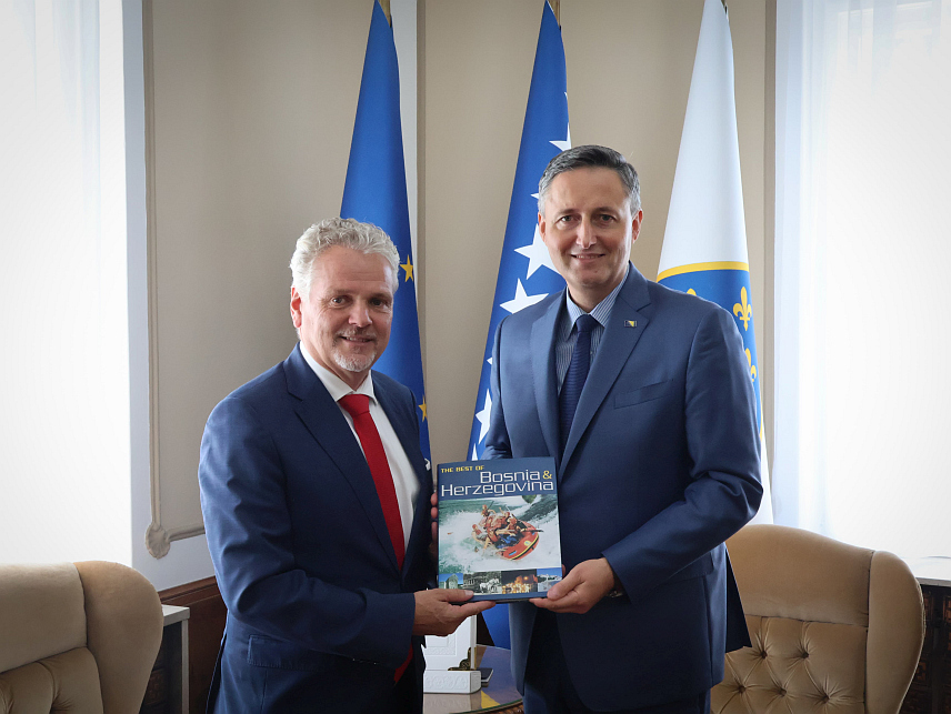 АРАЈЕВО, 22. АВГУСТА /СРНА/ - Предсједавајући Предсједништва БиХ Денис Бећировић примио је у опроштајну посјету шефа Делегације ЕУ у БиХ Јохана Сатлера.