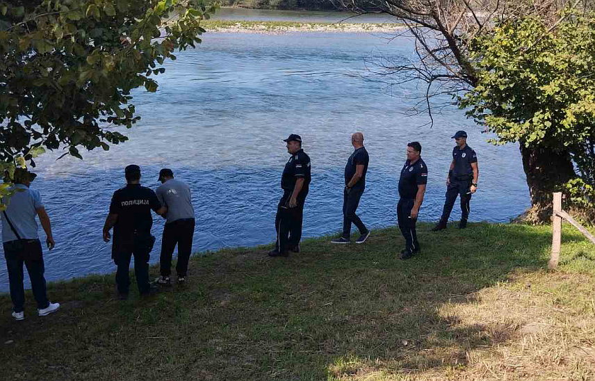 БЕОГРАД, 22. АВГУСТА /СРНА/ - У току идентификација осам миграната, који су се ноћас утопили у Дрини након што се преврнуо чамац, а министарства унутрашњих послова Србије и Републике Српске све вријеме сарађују.