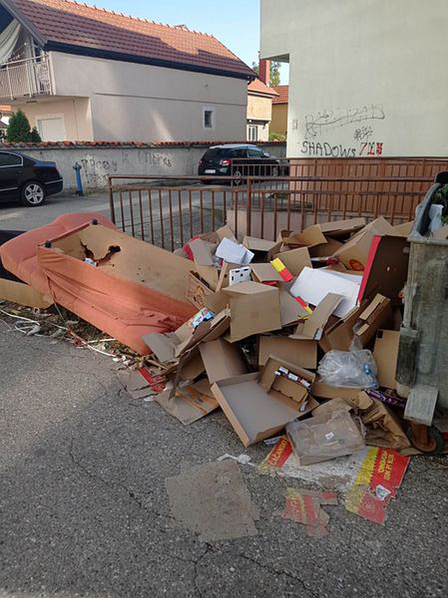 БИЈЕЉИНА, 22. АВГУСТА /СРНА/ - Из бијељинског предузећа "Комуналац" упозорили су данас да несавјесни грађани у контејнере бацају намјештај, гуме и шут, што није комунални отпад и не може бити одвожено возилима чији хидраулични системи нису израђени за пресовање ове врсте отпада.