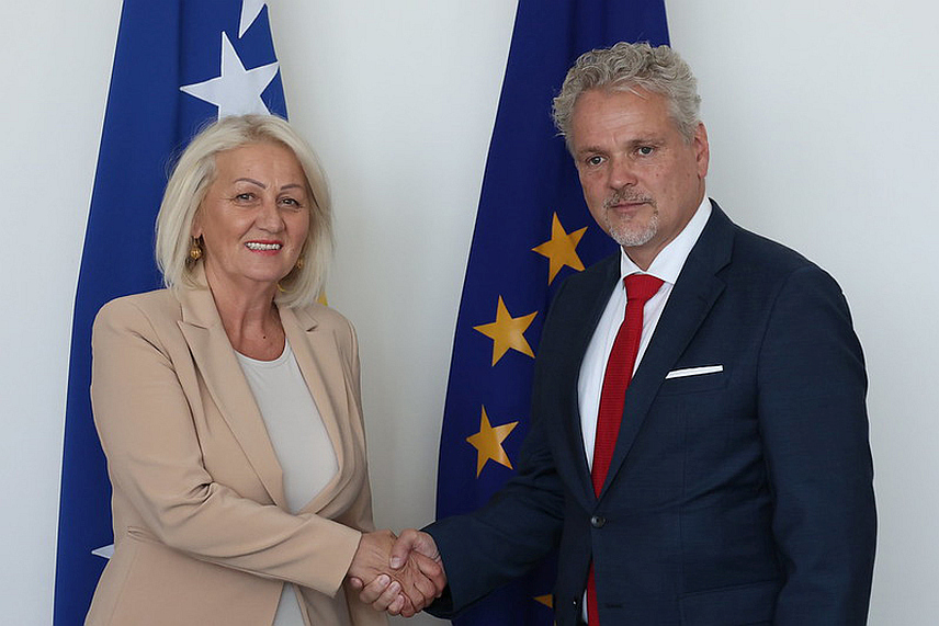 САРАЈЕВО, 22. АВГУСТА /СРНА/ - Предсједавајућа Савјета министара Борјана Кришто на састанку у Сарајеву са шефом Делегације ЕУ у БиХ Јоханом Сатлером.