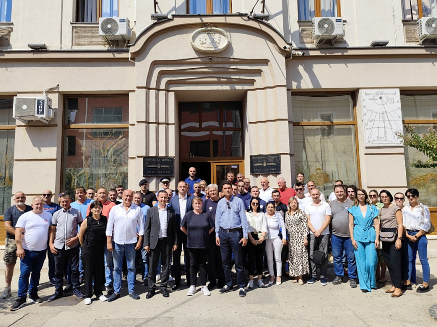 TРЕБИЊЕ, 22. АВГУСTА /СРНА/ - Градоначелник Требиња Мирко Ћурић угостио је данас раднике више предузећа из тог града који су учествовали у организацији и припремама за прославу славе Града - Светог Преображења Господњег.