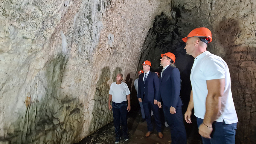 ТЕСЛИЋ, 22. АВГУСТА /СРНА/ - Министар трговине и туризма Републике Српске Денис Шулић током обиласка Растушке пећине код Теслића.