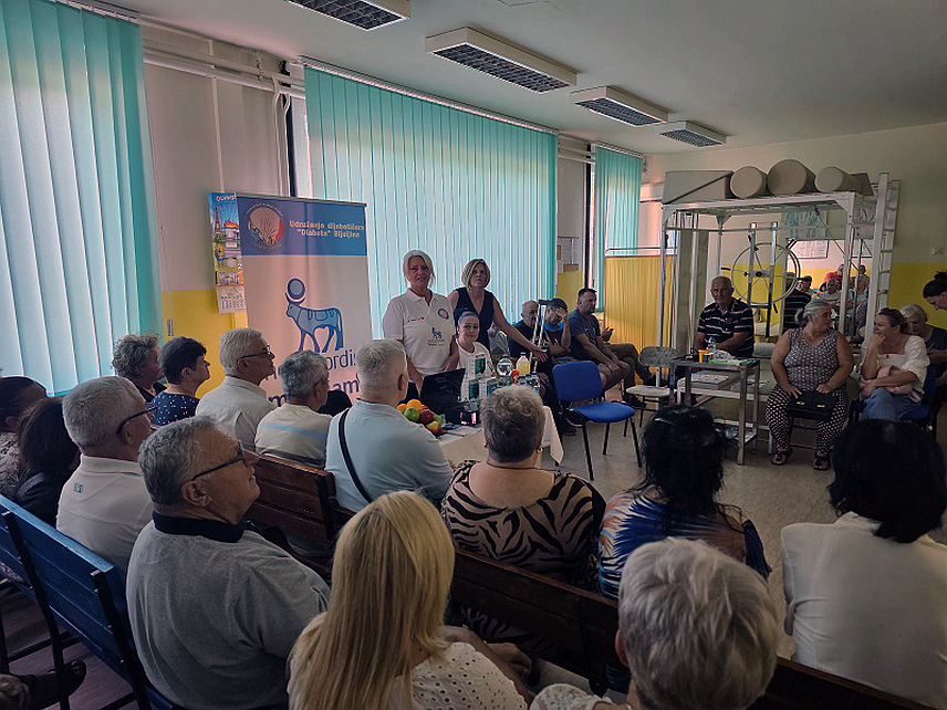 УГЉЕВИК, 22. АВГУСТА /СРНА/ - У Дому здравља Угљевик je у организацији Удружења дијабетичара "Диабета“ из Бијељине одржано предавање о значају превенције дијабетеса с циљем да се кроз едукацију спријече компликације и побољша квалитет живота пацијената.