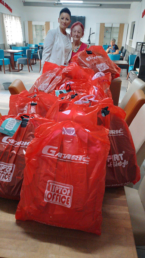 БАЊАЛУКА, 22. АВГУСТА /СРНА/ - Бањалучко Удружење грађана "Мозаик пријатељства" захвалило је предсједнику Социјалистичке партије Српске Горану Селаку што је, уочи почетка нове школске године, обезбиједио комплетан школски прибор за дјецу кориснике јавне кухиње, истичући да овај племенити гест није само материјална помоћ, већ и симбол подршке и бриге за будућност најмлађих.