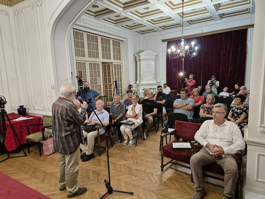 БЕОГРАД, 22. АВГУСТА /СРНА/ - Књижевно вече "Змијање у Београду, Српска у Србији" одржано је вечерас у оквиру манифестације "Кочићев дан у Београду".