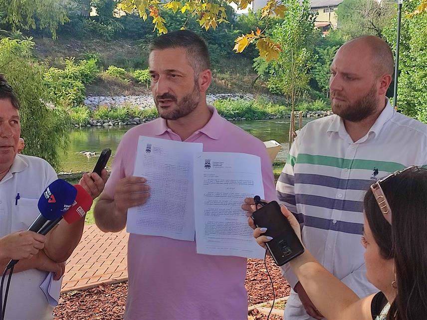 БАЊАЛУКА, 22. АВГУСТА /СРНА/ - Предсједник Скупштине града Бањалука Љубо Нинковић у обраћању новинарима у Бањалуци.