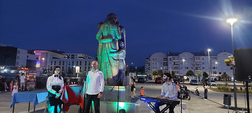 ИСТОЧНО САРАЈЕВО, 22. АВГУСТА /СРНА/ - У оквиру манифестације "Љето у Источном Новом Сарајеву", вечерас је на Тргу Републике Србије одржано музичко-поетско вече на коме је стихове говорио пјесник Огњен Кандић уз музичку пратњу Луке и Маје Новосел.