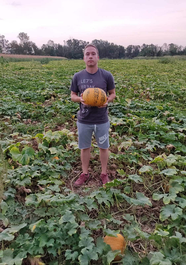 ШАМАЦ, 22. АВГУСTА /СРНА/ - Амбициозни двадесетшестогодишњи младић Милан Маринковић, мастер инжењер софтвера који је завршио студије у Новом Саду и добио посао у компанији у којој може да ради од куће, одлучио је, ипак, да се врати у родну Црквину код Шамца и са оцем Бошком покрене агробизнис.