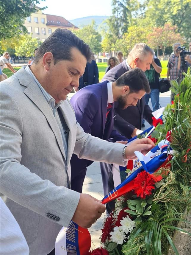 БАЊАЛУКА, 23. АВГУСТА /СРНА/ - Предсједник Владе Републике Српске Радован Вишковић, предсједник Народне скупштине Ненад Стевандић и изасланик предсједника Републике Марко Ромић положили су вијенце код споменика Петру Кочићу у парку овог српског великана у Бањалуци. Вијенце су положили и министар просвјете и културе Републике Српске Жељка Стојичић, градоначелник Бањалуке Драшко Станивуковић, представници удружења књижевника и институција културе.