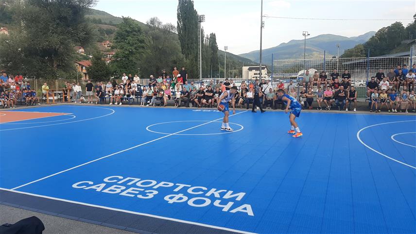 ФОЧА, 23. АВГУСТА /СРНА/ - Кошаркашки терен Градског стадиона у Фочи добио је савремену берго подлогу, нове табле и обручеве, у шта је општина уложила нешто више од 30.000 КМ, а част да први заиграју имали су млади кошаркаши домаће "Сутјеске" и вишеградске "Варде".