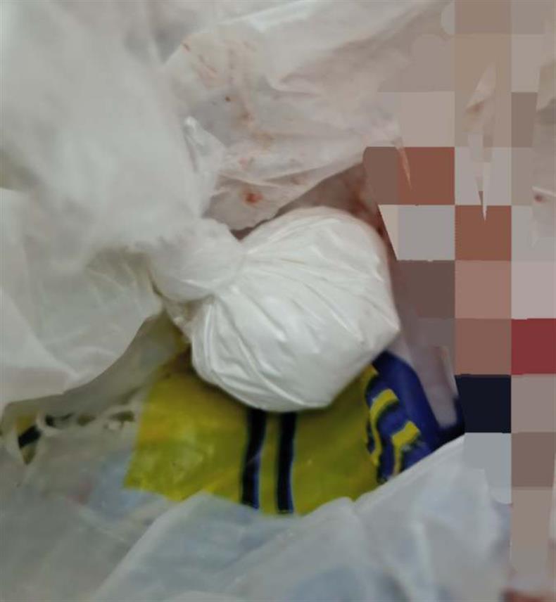 ДОБОЈ, 23. АВГУСТА /СРНА/ - Полиција је у Добоју пронашла и одузела дрогу од лица са подручја овог града чији су иницијали А.Ш. приликом претреса објеката које користи.