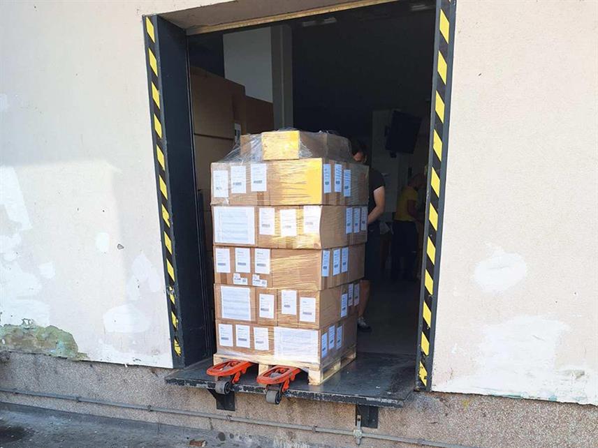 САРАЈЕВО, 22. АВГУСТА /СРНА/ – Kомпанија ЦПА у Тојшићима код Kалесије доставила је "БХ пошти" Сарајево прву испоруку од 8.304 гласачких листића за 34 државе за лица која ће гласати путем поште на локалним изборима 6. октобра, саопштено је из Централне изборне комсије БХ /ЦИК/.