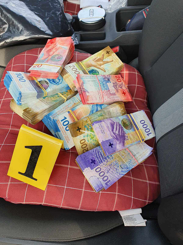 БАЊАЛУКА, 23. АВГУСТА /СРНА/ - Службеници Управе Министарства унутрашњих послова Републике Српске за организовни и тешки криминалитет ухапсили су четири лица чији су иницијали В.Н, Н.Г, С.Ј. и Ј.М због сумње да су извршила кривична дјела прање новца и недопуштена трговина.