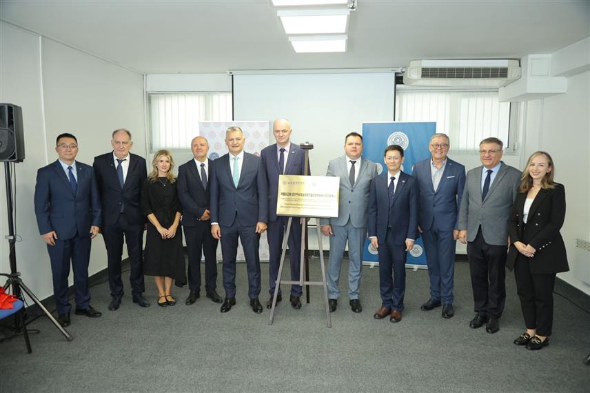 БАЊАЛУКА, 23. АВГУСТА /СРНА/ - Иновациони центар за међународни трансфер технологија у биомедицини отворен је данас на Медицинском факултету Универзитета у Бањалуци.