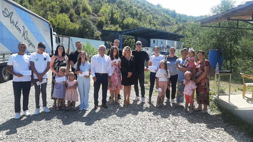 БАЊАЛУКА, 23. АВГУСTА /СРНА/ - Седморо дјеце са Косова и Метохије добило је данас стипендије од 2.800 евра за четири мјесеца. Предсједник Одбора Милорад Арлов уручио је стипендије на административном прелазу Јариње за дјецу из Косовске Каменице, Гњилана, Новог Брда, Грачанице, Косвске Митровице, Звечана и Лепосавића.	