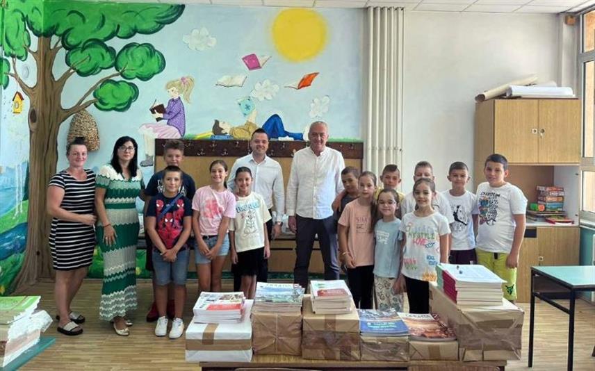 ФОЧА, 23.АВГУСТА /СРНА/ - У фочанским основним школама данас је почела подјела бесплатних уџбеника за ученике од петог до деветог разреда, чију је набавку са близу 100.000 КМ финансирала општина, што је нова мјера општинске социјалне политике.