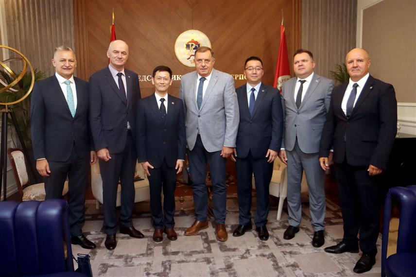 БАЊАЛУКА, 23. АВГУСТА /СРНА/ - Предсједник Републике Српске Милорад Додик током састанка са представницима Шангајског универзитета за медицину и здравствене науке у Бањалуци. /Фото - Борислав Здриња/