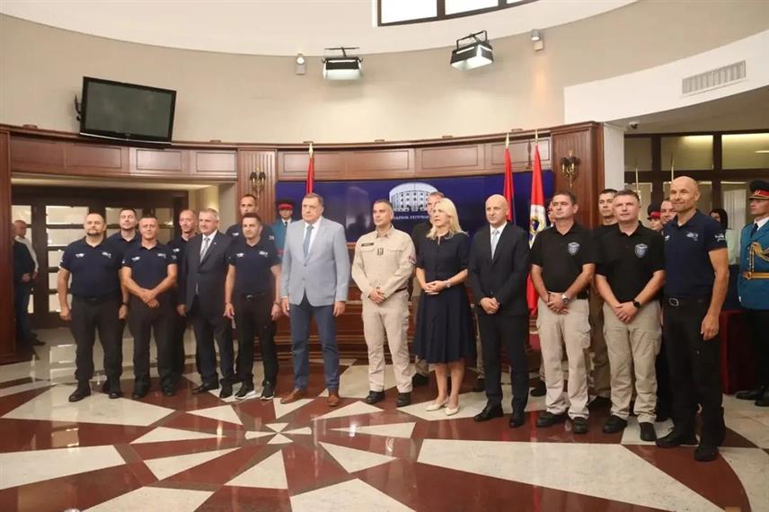 БАЊАЛУКА, 23. АВГУСТА /СРНА/ - Српски члан Предсједништва БиХ Жељка Цвијановић је присуствовала данашњем пријему који је за припаднике Хеликоптерске јединице МУП-а Србије и Хеликоптерског сервиса Републике Српске организовао предсједник Републике Српске Милорад Додик.