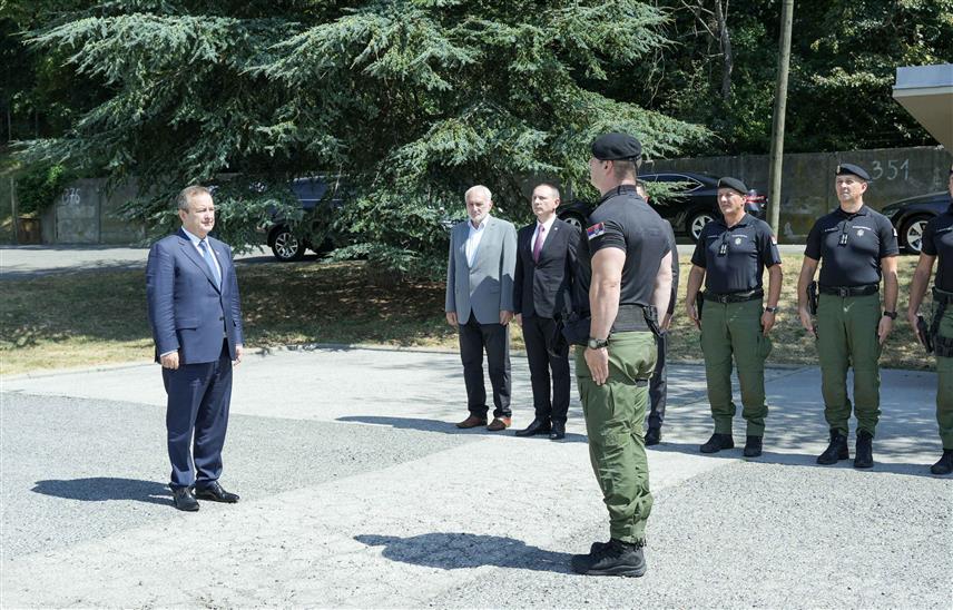БЕОГРАД, 23. АВГУСТА /СРНА/ - Министар унутрашњих послова Србије Ивица Дачић присуствовао је данас додјели 20 возила Жандармерији и поручио да ће бити настављено опремање специјалних јединица како би оне могле да дају резултате.