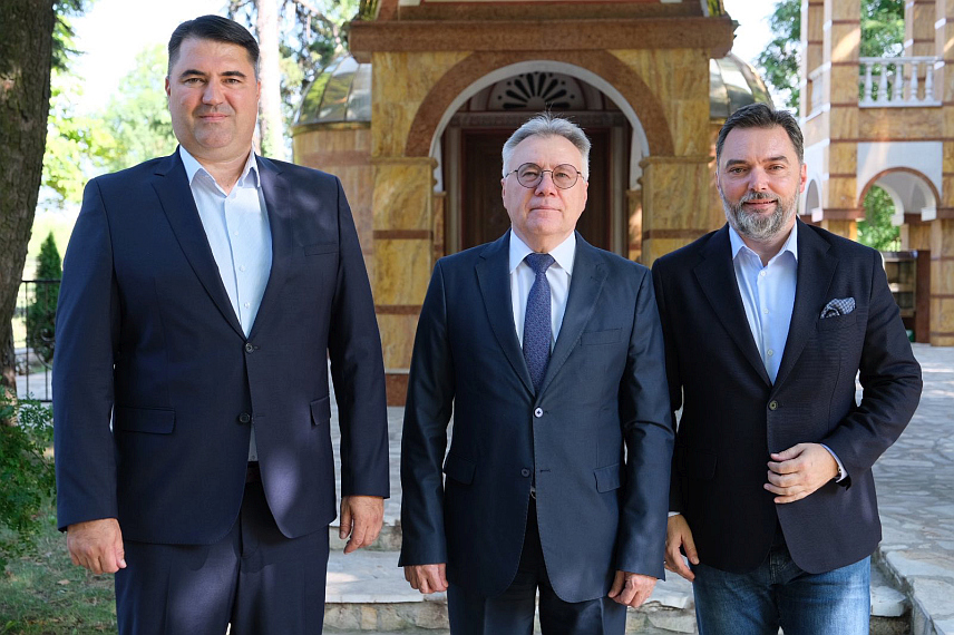 ИСТОЧНО САРАЈЕВО, 23. АВГУСТА /СРНА/ - Посланик СНСД-а у Парламентарној скупштини БиХ Мирослав Вујичић разговарао је данас у Источном Сарајеву са амбасадором Руске Федерације у БиХ Игором Калабуховом о односима Републике Српске и Русије, те о актуелним политичким темама, а састанку је присуствовао и замјеник предсједавајућег Савјета министара Сташа Кошарац.