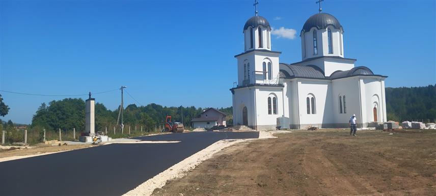 РИБНИК, 23. АВГУСТА /СРНА/ - У селу Ситница код Рибника данас су завршени асфалтирање приступног пута и остали инфраструктурни радови код Цркве Светог пророка Илије, која ће бити освештана 1. септембра.