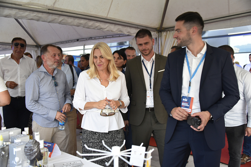 БАЊАЛУКА, 23. АВГУСТА /СРНА/ - У Бањалуци је данас отворен Фестивал домаћих производа у организацији Удружења младих економиста /УМЕК/ којем је присуствовала и српски члан Предсједништва БиХ Жељка Цвијановић.