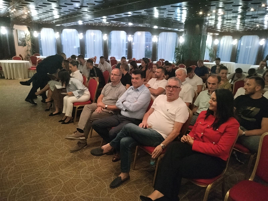 БАЊАЛУКА, 23. АВГУСТ /СРНА/ - У Бањалуци је вечерас одржана Скупштина Организације младих ДЕМОС-а Бањалука, на којој је изабрано ново руководство.