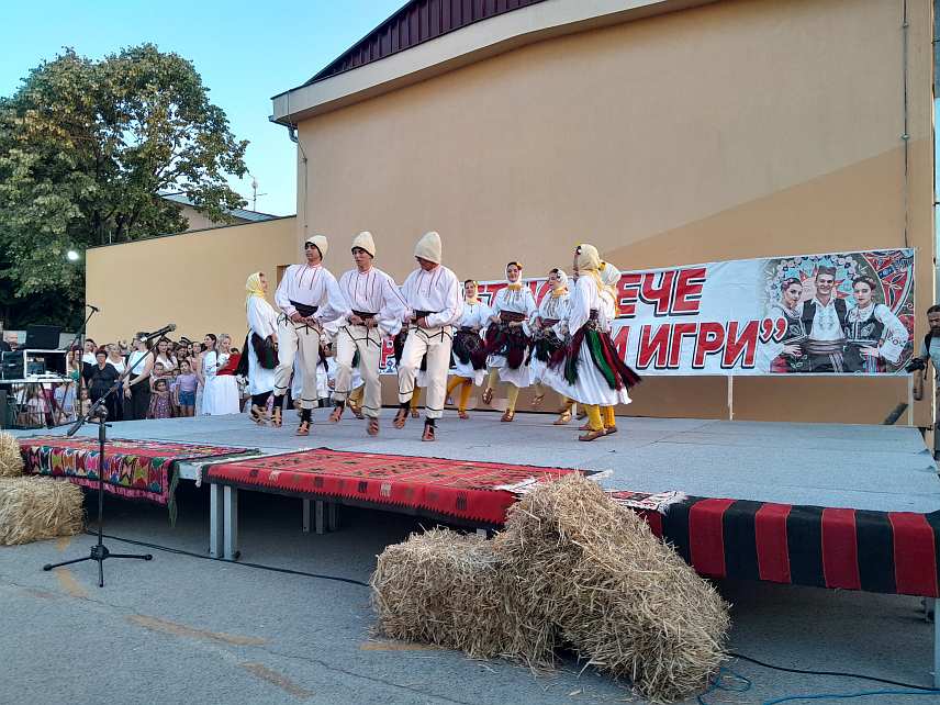 ТРН, 23. АВГУСТА /СРНА/- У мјесту Трн вечерас је одржано Етно-вече "Трн у игри и пјесми" на којем су наступили шест културно-умјетничких друштава и двије пјевачке групе из сусједних општина и градова, међу којима и КУД "Петар Први Карађорђевић Мркоњић" из Мркоњић Града.