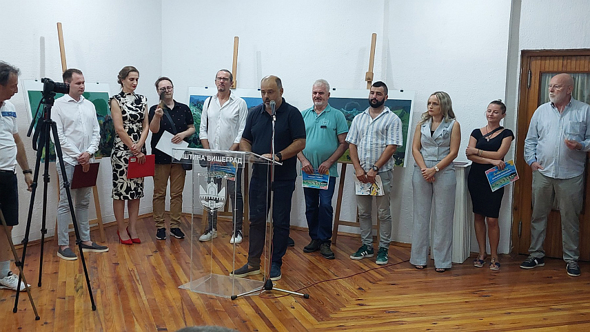ВИШЕГРАД, 23. АВГУСТА /СРНА/ - У Градској галерији Вишеград вечерас је отворена Међународна ликовна колонија, која је окупила двадесетак умјетника из Србије, Црне Горе, Републике Српске, Канаде и Русије.