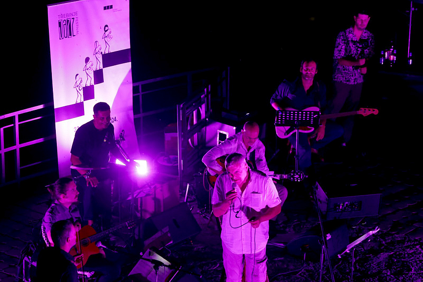 ТРЕБИЊЕ, 23.АВГУСТА /СРНА/ - Концертом Зорана Предина, једног од најзначајнијих словеначких музичара под називом "Зоран пјева Арсена" вечерас је у амфитеатру на Црквини у Требињу почео трећи "Требиње џез фестивал".