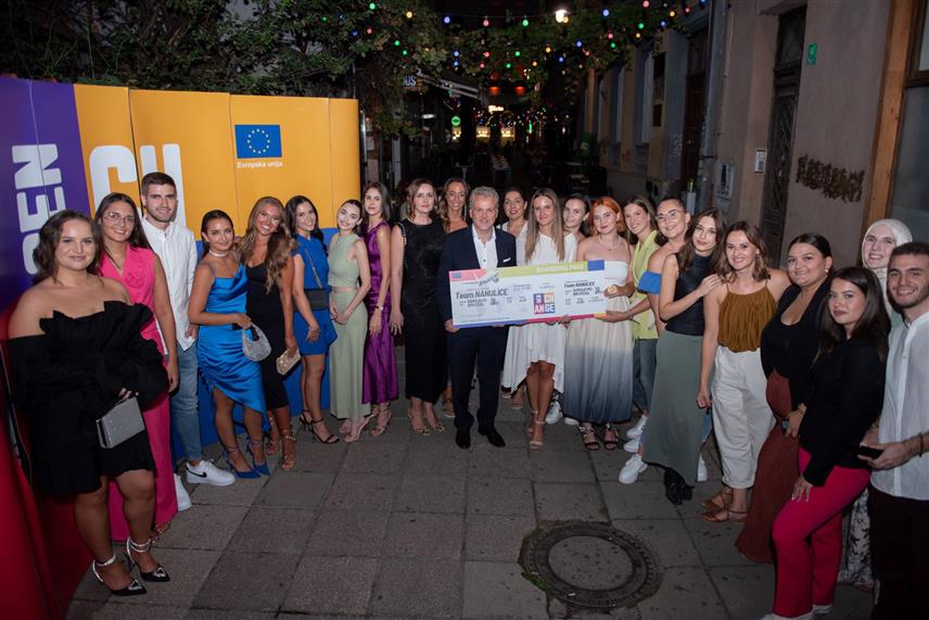 САРАЈЕВО, 24. АВГУСТА /СРНА/ - У оквиру програма ЕУ у БиХ "Џенерејшн чејнџ" /Generation Change/ 11 младих из цијеле БиХ награђено је студијским путовањем у Брисел, гдје ће имати прилику да представе свој рад и стекну вриједан увид у функционисање ЕУ.