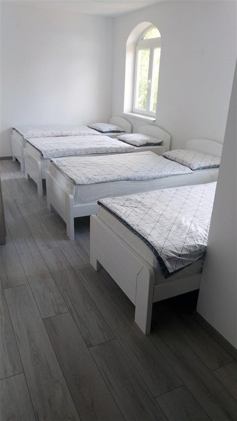 ЛИВНО, 24. АВГУСТА /СРНА/ - Конак поред Храма Успења пресвете Богородице у селу Губин код Ливна, за чију изградњу је до сада уложено неколико стотина хиљада КМ, биће у функцији ове године, изјавио је Срни Недељко Вуковљак из Удружења "Огњиште" из Губина.