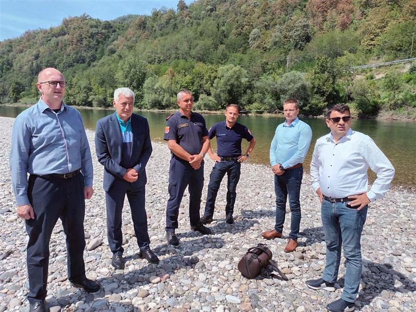 БРАТУНАЦ, 24. АВГУСТА /СРНА/ - Министар за људска права и избјеглице у Савјету министара Севлид Хуртић је данас обишао локацију на ријеци Дрини код Братунца, гдје се приликом преласка границе из Србије у БиХ утопило 11 миграната, како би процијенио додатне мјере с циљем заштите људских права миграната и очувања безбједности локалног становништва, саопштено је из ресорног министарства.