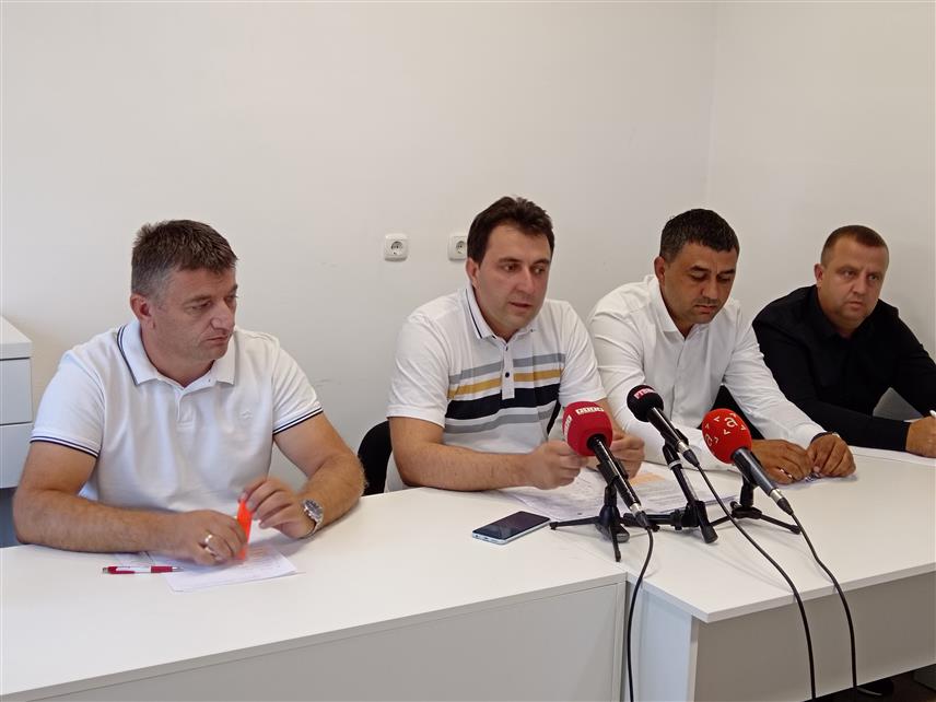 СОКОЛАЦ, 24. АВГУСTА /СРНА/ - Посланик у Народној скупштини Републике Српске Страхиња Башевић на данашњој прес конференицији на Сокоцу.