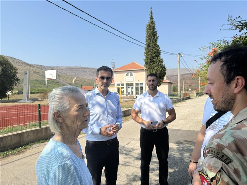 МОСTАР, 24. АВГУСTА /СРНА/ - Мјештанка Баћевића код Мостара Олга Шкоро рекла је да су нападачи на српску дјецу у том повратничком насељу режали као пси, вриштали, пријетили и на крају физички напали дјецу која су се играла, те упозорила да мјештани више не смију изаћи на улицу.