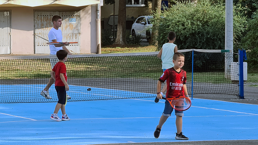 ДОБОЈ, 24. АВГУСТА /СРНА/ - У Добоју је данас свечано отворен четврти аматерски улични турнир у тенису "Урије 2024", на коме учествује 14 играча, међу којима и такмичари из Србије и Аргентине.