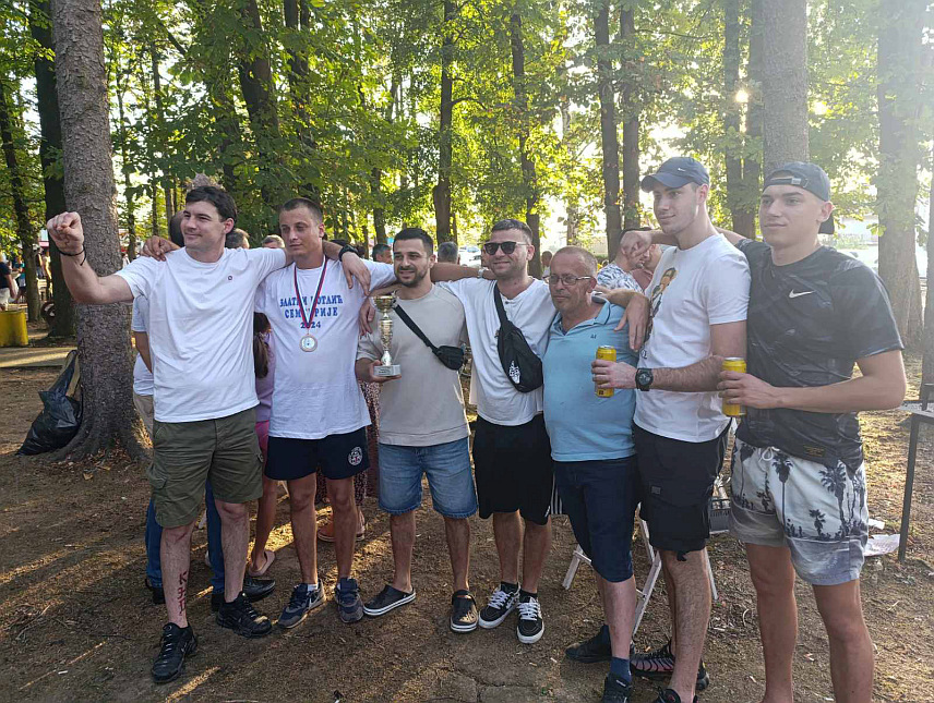 БИЈЕЉИНА, 24. АВГУСТА /СРНА/ - Традиционално такмичење у спремању рибље чорбе "Златни котлић Семберије" окупило је данас 50 екипа из регије, међу којима је најбоље оцијењен тим "Чардачине".