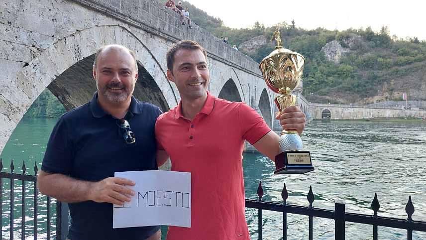 ВИШЕГРАД, 24. АВГУСТА /СРНА/ - Евалд Крнић из мјеста Тузи у Црној Гори побједник је 15. "Скокова са вишеградске ћуприје".