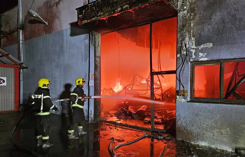 ЛЕСКОВАЦ, 24. АВГУСТА /СРНА/ - Пожар у магацину Фабрике за производњу боја, лакова и сличних премаза "Невена колор" у Лесковцу заокружен је са свих страна, саопштено је из МУП Србије.