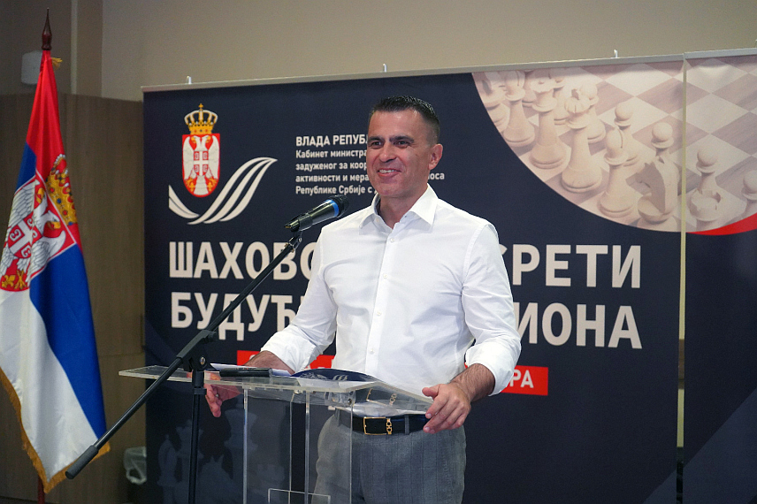 КРАГУЈЕВАЦ, 25. АВГУСТА /СРНА/ - Министар без портфеља у Влади Србије задужен за односе са дијаспором Ђорђе Милићевић посјетио је у Крагујевцу шаховски камп за младе из дијаспоре и региона, који је окупио 110 младих српског поријекла из 14 земаља.