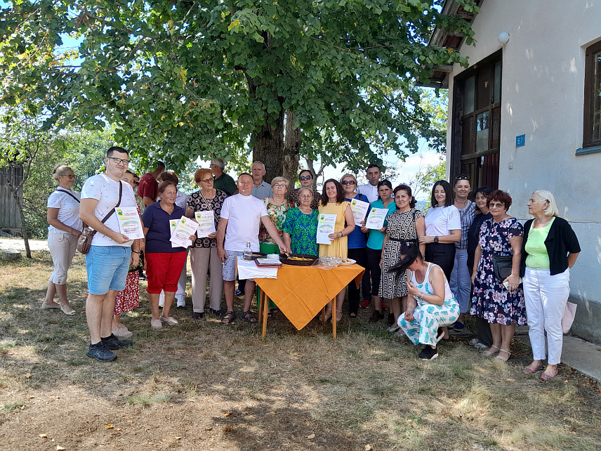 МРКОЊИЋ ГРАД, 25. АВГУСТА /СРНА/ - У селу Бараћи код Мркоњић Града данас је одржан четврти гастро фестивал код "Дакића храста" у организацији Удружења жена "Бараћанке".