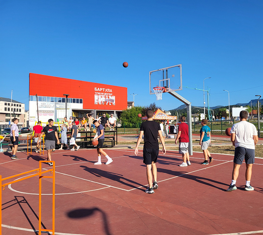 ПАЛЕ, 25. АВГУСТА /СРНА/ - На Палама је данас одржан хуманитарни турнир "Тројка из блока", а прикупљена средства биће донирана породици Ђурашиновић из Новог Града.