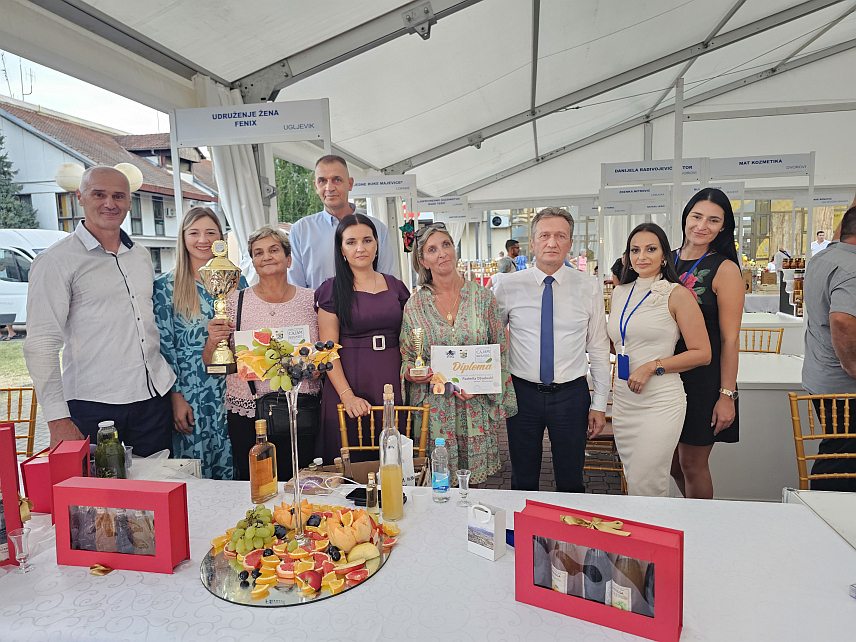 УГЉЕВИК, 25. АВГУСТА /СРНА/ - Генерални побједник 13. Сајма шљиве, воћних ракија и меда у Угљевику је ракија шљивовица власника Јоке Лазић из Горње Трнове код Угљевика.