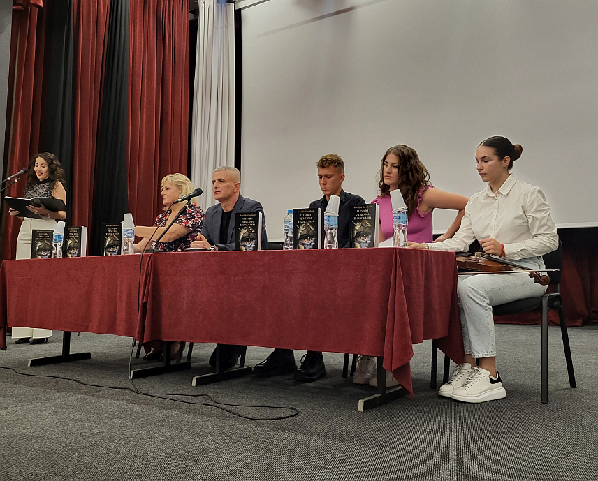 ПАЛЕ, 25. АВГУСТА/СРНА – У оквиру “Госпојинских свечаности“ вечерас је на Палама промовисана књига “У твојим зјеницама је снага моја“ аутора Ковиљке Гавриловић.